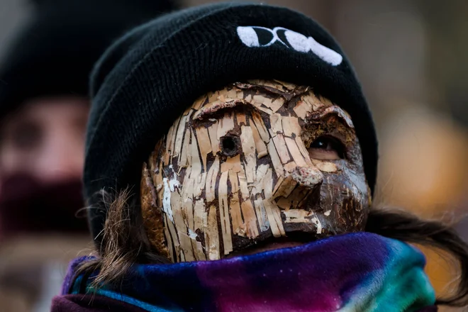 Aktivisti so se zbrali na Place Des Arts v Montrealu po demonstracijah proti konferenci ZN o biotski raznovrstnosti (COP15) pred pohodom za biotsko raznovrstnost za človekove pravice. Pohod se je udeležilo približno 3500 ljudi. Udeležile so se ga številne avtohtone skupnosti, nevladne organizacije in mladinske skupine. Pohod je potekal brez incidentov. Foto: Andrej Ivanov/Afp
