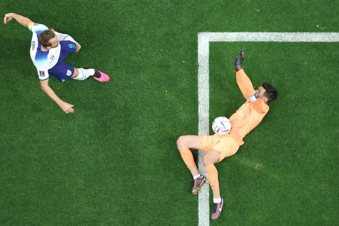 Francoski vratar Hugo Lloris je rešil strel angleškega napadalca Harryja Kanea med četrtfinalno nogometno tekmo svetovnega prvenstva v Katarju 2022 med Anglijo in Francijo v Dohi. Foto: Giuseppe Cacace/Afp
