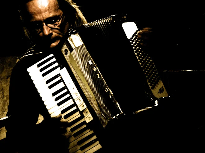 Bratko Bibič se v svojih skladbah poigrava z ločnico glasbe za ples in koncert. FOTO: Jože Svetličič
