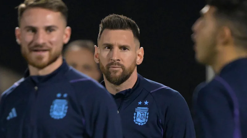 Fotografija: Lionel Messi med ponedeljkovim treningom v Dohi. FOTO: Juan Mabromata/AFP