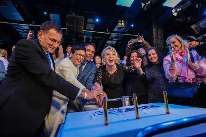 Marta Kos je spomladi še rezala torto in plesala v svobodi, zdaj pa&nbsp; - ob številnih neodogovorjenih vprašanjih ob aferi Bobnar - stranko dokončno zapustila. FOTO: Črt Piksi
