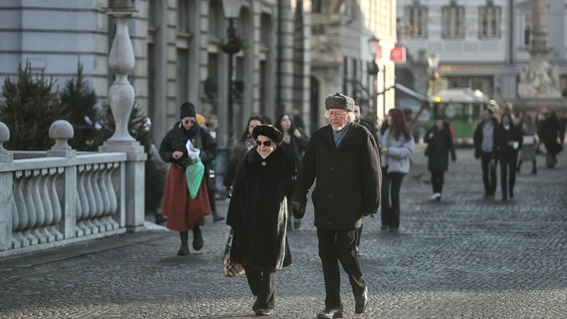 Fotografija: Upokojitvena starost novih upokojencev se od leta 2012 zaradi spreminjanja pogojev za pridobitev pravice do starostne pokojnine vsako leto dviguje. FOTO: Blaž Samec/Delo