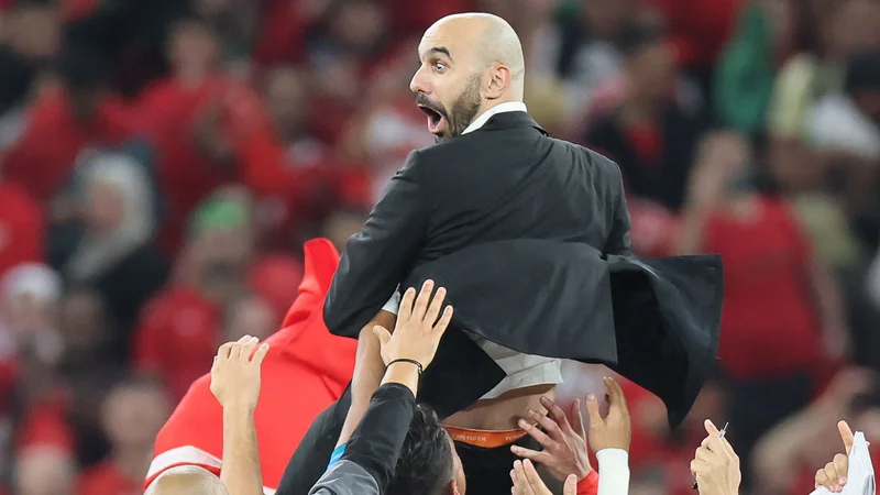 Fotografija: Maroškega selektorja Walida Regraguija na svetovnem prenstvu v Katarju v polfinalu čaka še najtežja naloga doslej, dvoboj z branilci naslova Francozi. FOTO: Karim Jaafar/AFP