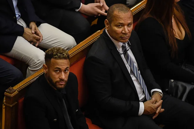 Neymar mlajši (levo) z očetom na sodišču v Barceloni 17. oktobra. FOTO: Josep Lago/AFP
