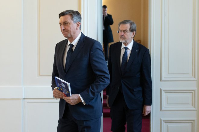 Prvak prve slovenske vlade Lojze Peterle se je ob tem predsedniku zahvalil za vse poklone slovenski osamosvojitvi. FOTO: Voranc Vogel/Delo
