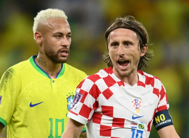 Luka Modrić in njegovi ognjeviti so enega papirnatega zvezdnika, Neymarja, v Katarju že poslali domov. FOTO: Annegret Hilse/Reuters
