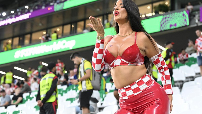 Fotografija: Ivana Knöll, najbolj znana hrvaška navijačica v Katarju. Seveda v kockicah. FOTO: Tom Dubravec/Cropix
