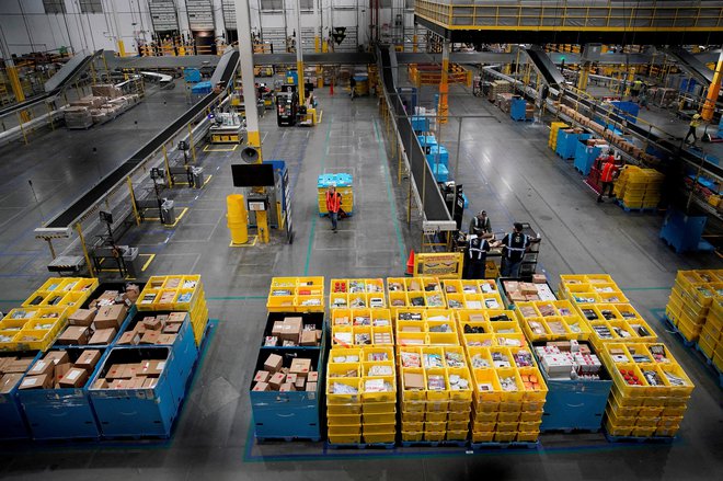 Razpošiljanje izdelkov v Amazonovem skladišču v New Jerseyju. FOTO: Eduardo Munoz/Reuters
