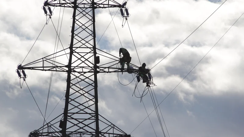 Fotografija: Če se cene električne energije za prihodnje leto ne bodo znižale na 320 do 350 evrov za megavatno uro, subvencija ne bo veliko pomagala, je opozoril Matjaž Petan iz Kluba slovenskih podjetnikov. FOTO: Jože Pojbič