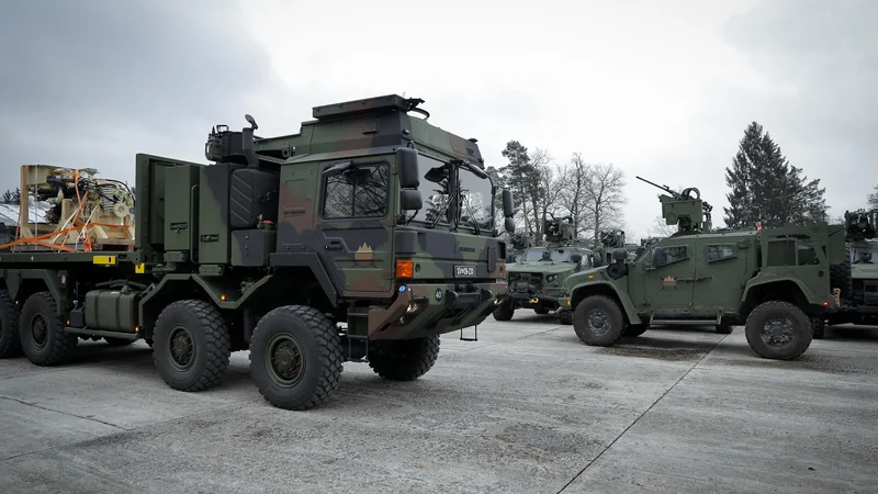 Fotografija: Novo osemkolesno vozilo nemške izdelave (levo) in lahki štirikolesni oklepnik ameriškega proizvajalca Oshkosh sta najnovejši pridobitvi Slovenske vojske. FOTO: Jože Suhadolnik/Delo
