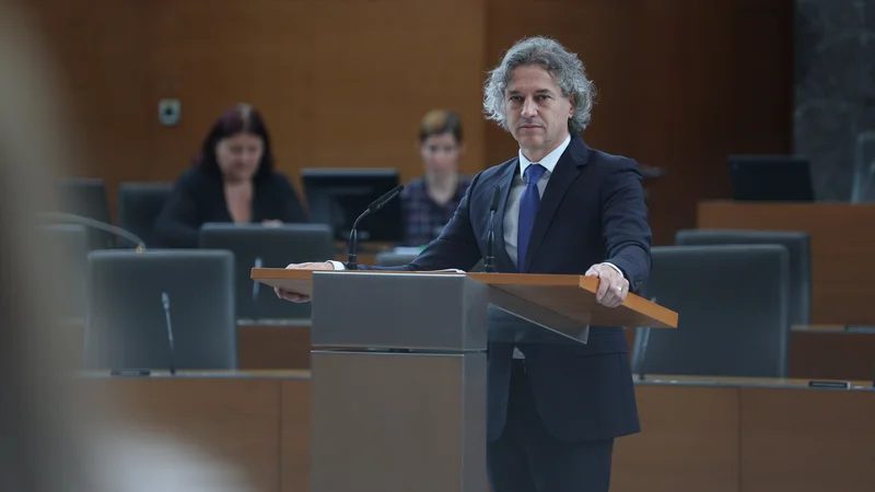 Fotografija: Robertu Golobu bodo na temo politizacije Policije in kadrovanja postavili vprašanja poslanec SDS Žan Mahnič, poslanka NSi Vida Čadonič Špelič in poslanec Martin Premk. FOTO: Črt Piksi