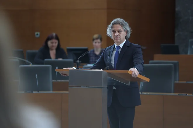 Robertu Golobu bodo na temo politizacije Policije in kadrovanja postavili vprašanja poslanec SDS Žan Mahnič, poslanka NSi Vida Čadonič Špelič in poslanec Martin Premk. FOTO: Črt Piksi
