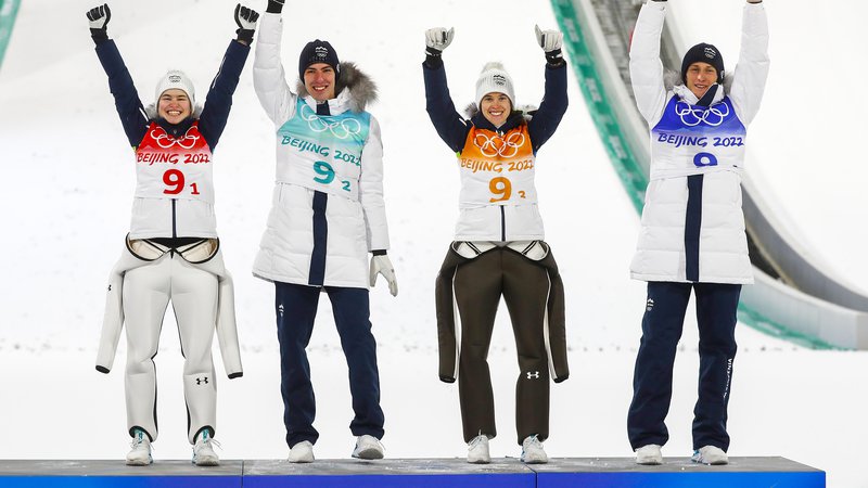 Fotografija: Nika Križnar, Timi Zajc, Urša Bogataj in Peter Prevc so se takole veselili prepričljive zmage na olimpijskih igrah v Pekingu. FOTO: Matej Družnik/Delo

