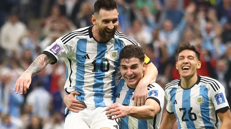 Fotografija: Lionel Messi in Julian Alvarez (oba na fotografiji) proslavljata po golu slednjega za 2:0. Foto Carl Recine/Reuters