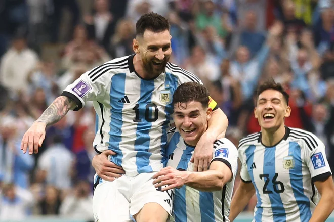 Lionel Messi in Julian Alvarez (oba na fotografiji) proslavljata po golu slednjega za 2:0. Foto Carl Recine/Reuters
