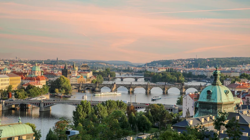 Fotografija: Zlata svetloba se odbija od kupol, streh, fasad, sonca v dolgi reki, ob jasnih dnevih Praga plava v barvi raztopljenega zlata. FOTO: Lev Furlan Nosan