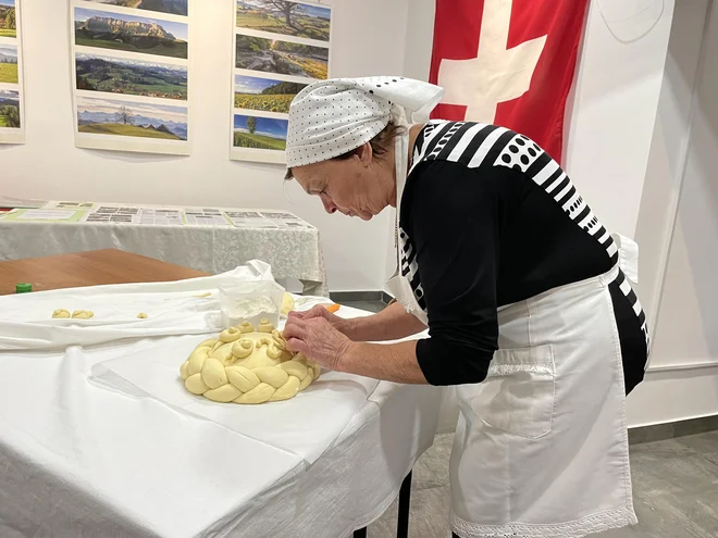 Izdelovanje poprtnikov ni več omejeno na posamezna gospodinjstva, ampak je nastala prava skupnost nosilcev te dediščine. Foto Metka Starič