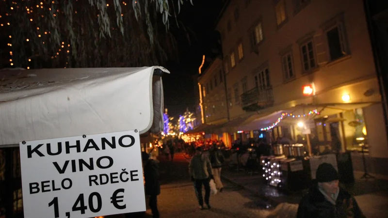 Fotografija: Praznična Ljubljana in cene kuhanega vina leta 2012. FOTO: Ljubo Vukelič/Delo