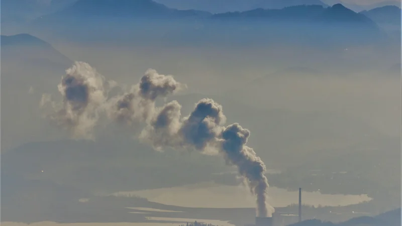 Fotografija: Povprečna koncentracija PM 2,5 je v Sloveniji lani znašala 2,7-kratnik letne smernice WHO. FOTO: Brane Piano
