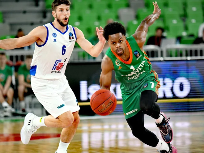 Aleksej Nikolić (levo) se je pogumno spopadel z Yogijem Ferrellom. FOTO: Cedevita Olimpija
