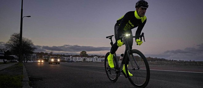 Pozimi je še toliko bolj pomembno, da ima kolesar na sebi žive, fluorescenčne barve. FOTO: Gripgrab
