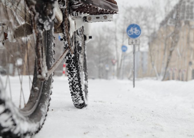 Če se vozimo po snegu ali snežni brozgi, moramo kolo očistiti in naoljiti po vsakem kolesarjenju. FOTO: Shutterstock
