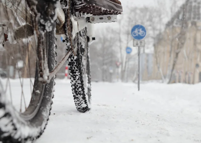 Če se vozimo po snegu ali snežni brozgi, moramo kolo očistiti in naoljiti po vsakem kolesarjenju. FOTO: Shutterstock
