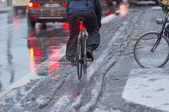 Na kolesu imejmo ustrezne luči, da nas bodo drugi udeleženci v prometu pravočasno videli. FOTO: Shutterstock
