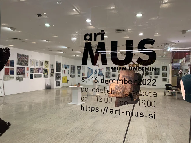 Sejem poteka v podhodu Ajdovščina na Slovenski cesti, vendar je zasnovan hibridno, saj si lahko vse leto dela izberemo tudi na medmrežju. FOTO: Art-MUS

