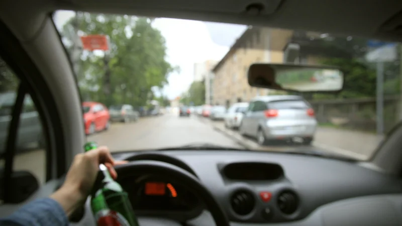 Fotografija: Mlade in starejše je treba ozaveščati o vožnji pod vplivom alkohola. FOTO: Blaž Samec/Delo
