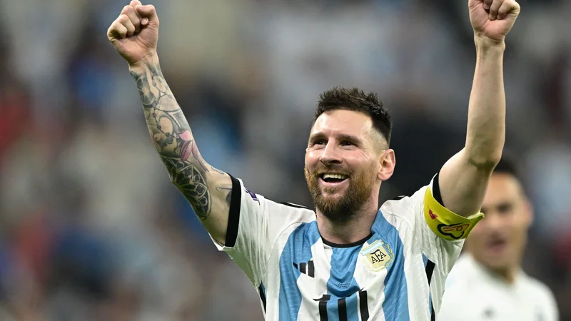 Fotografija: In ko sem pomislila, da se bo Lionel Messi zapletel v vse te svoje zgodbe, mi je eden od poznavalcev pojasnil, da je poljub, tetoviran na njegovem torzu, posvečen njegovi življenjski ljubezni Antoneli Roccuzzo, ki je ne le njegova soproga, temveč tudi njegova najboljša prijateljica. FOTO: Juan Mabromata/Afp