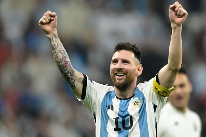 In ko sem pomislila, da se bo Lionel Messi zapletel v vse te svoje zgodbe, mi je eden od poznavalcev pojasnil, da je poljub, tetoviran na njegovem torzu, posvečen njegovi življenjski ljubezni Antoneli Roccuzzo, ki je ne le njegova soproga, temveč tudi njegova najboljša prijateljica. FOTO:&nbsp;Juan Mabromata/Afp
