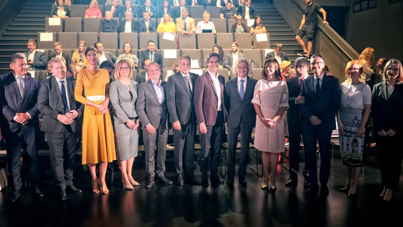 Fotografija: Kdaj točno bo končana rekonstrukcija še ni povsem jasno, po najbolj optimističnem scenarijo takoj po novem letu in najslabšem v februarju. Odvisno je od morebitnih prijetih pritožb. FOTO: Blaž Samec/Delo