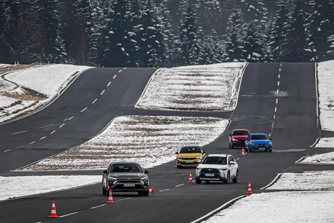 Vijuganje med stožci za dodatne občutke o petih finalistih. FOTO: Uroš Modlic
