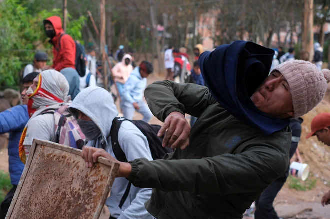 Podporniki Pedra Castilla so zahtevali razpustitev parlamenta. FOTO: Reuters
