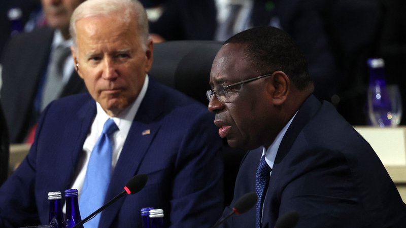 Fotografija: Ameriški predsednik Joe Biden in predsednik Afriške unije Macky Sall med afriško-ameriškim vrhom v Washingtonu. FOTO: Dietsch/AFP
