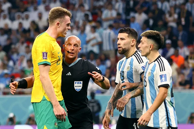 Argentinca Nicolas Otamendi in Lisandro Martinez sta že spoznala poljskega sodnika na tem mundialu. FOTO: Carl Recine/Reuters
