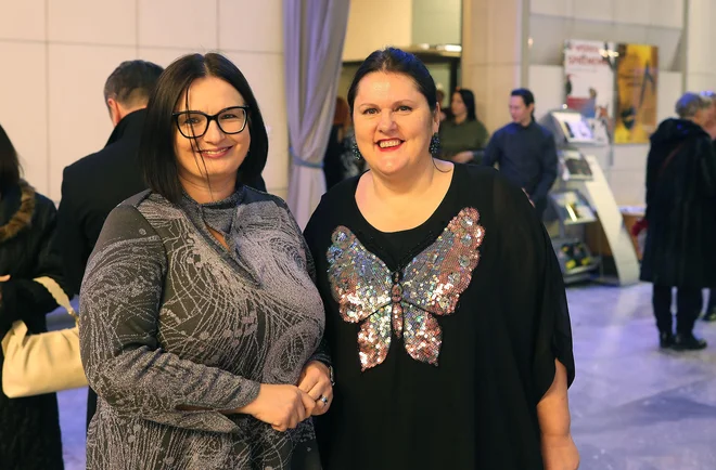 Generalna direktorica Cankarjevega doma Uršula Cetinski se je razveselila direktorice Dela in sosede v Nedelovi sedmerici Nataše Luša. FOTO: Blaž Samec