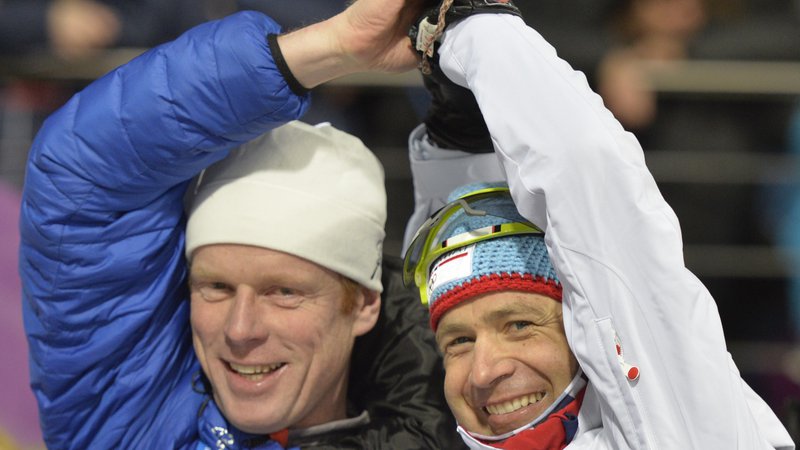 Fotografija: Upokojeni Daehlie in šampion zrelih let Bjørndalen v Sočiju leta 2014. Biatlonec je tekaču snel krono najtrofejnejšega športnika ZOI. FOTO: Odd Andersen/AFP
