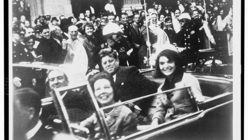 Fotografija: John F. Kennedy, prva dama Jacqueline Kennedy in guverner Teksas John Connally ter njegova žena nekaj trenutkov pred atentatom l. 1963. FOTO: Reuters
