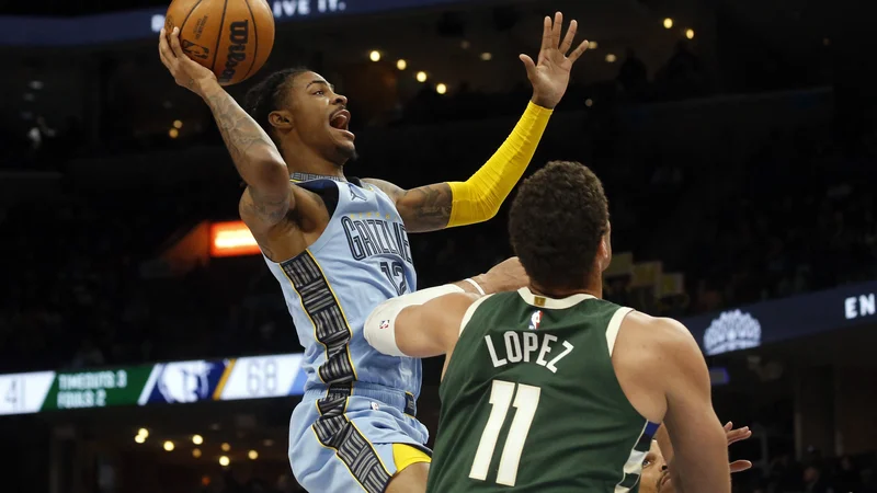 Fotografija: Najboljši posameznik derbija med Memphisom in Milwaukeejem Ja Morant je dosegel tretji dvojni trojček v sezoni. FOTO: Petre Thomas/Usa Today Sports