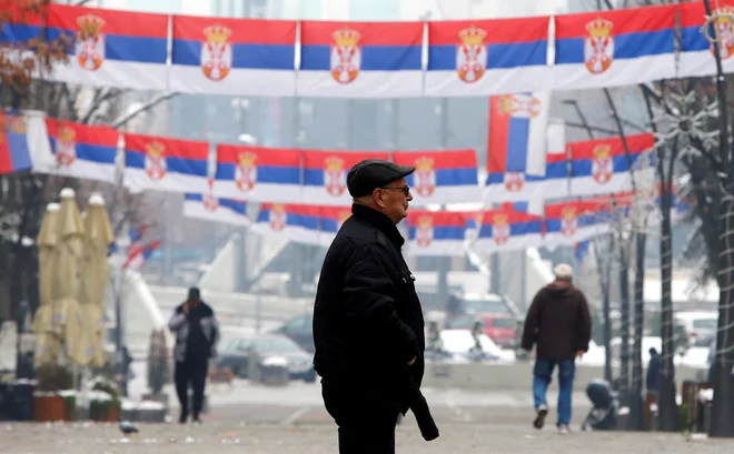 Napetosti na Kosovu se stopnjujejo. Čeprav na pretežno srbskem severu Kosovske Mitrovice na vsakem koraku izkazujejo upor in pripadnost Srbiji, je težko skriti negotovost ob neprestanem prilivanju olja na ogenj z obeh strani. FOTO: Ognen Teofilovski/Reuters
