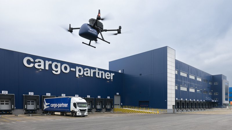 Fotografija: Dostavljanje z dronom je ena od rešitev za logistični »zadnji kilometer«, ki se postopoma uveljavljajo. FOTO: Cargo-partner
