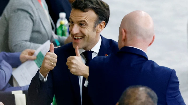 Fotografija: Francoski prdsednik Emmanuel Macron nadaljuje politiko enega od svojih predhodnikov Nicolasa Sarkozyja, po kateri je nogomet ena ključnih panog pri širjenju političnega, ekonomskega in gospodarskega vpliva. FOTO: Peter Cziborra/Reuters
