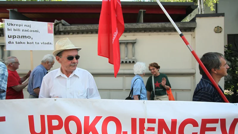 Razmerje med povprečnimi pokojninami in plačami kaže, da se socialni položaj upokojencev v Sloveniji stalno slabša. FOTO JOŽE SUHADOLNIK/DELO
