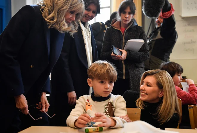 Francoska prva dama Brigitte Macron in prva dama Ukrajine Olena Zelenska sta obiskali šolo v Parizu, ki jo obiskujejo nekateri otroci, prebegli iz Ukrajine. FOTO:&nbsp;Julien De Rosa/AFP

