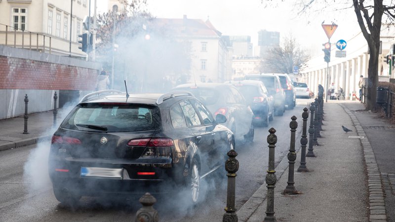 Fotografija: V Sloveniji so se skupni izpusti onesnaževal v obdobju med 2005 in 2020 v povprečju zmanjšali za polovico: največ, za 55 odstotkov, pri dušikovih oksidih, katerih vir je cestni promet. FOTO: Črt Piksi
