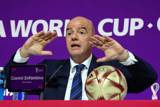 Gianni Infantino je v medijskem centru v Dohi odgovarjal na vprašanja novinarjev. FOTO: Gareth Bumstead/Reuters

