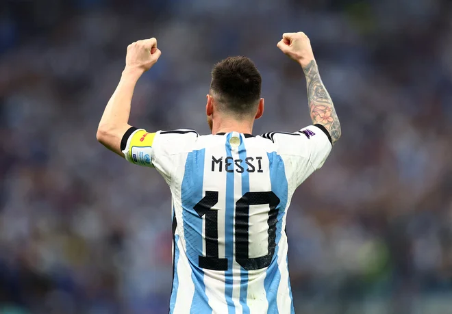 Messimania je zavladala po svetu. Tudi sloviti opremljevalec športne opreme Adidas ne more narediti toliko argentinskih dresov s št. 10, kot je povpraševanje. FOTO: Carl Recine/Reuters
