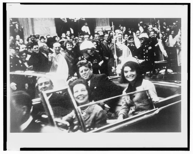 Tragični 22. november 1963 v Dallasu tudi skoraj šestdeset let pozneje vzbuja &shy;nešteto teorij zarote. FOTO: Reuters

